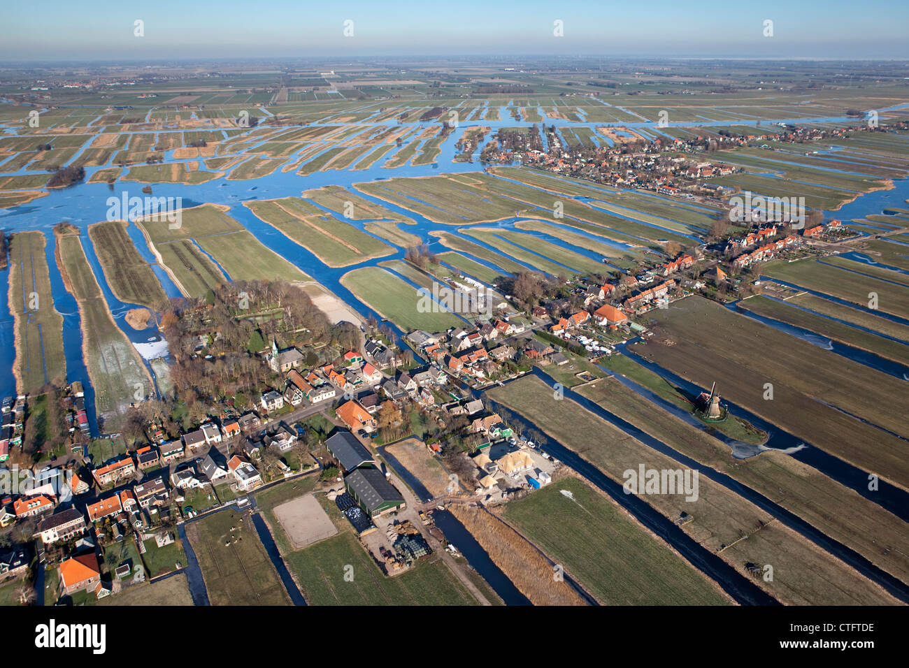 Die Niederlande, Jisp, Antenne Dorf und Polder Landschaft. Stockfoto