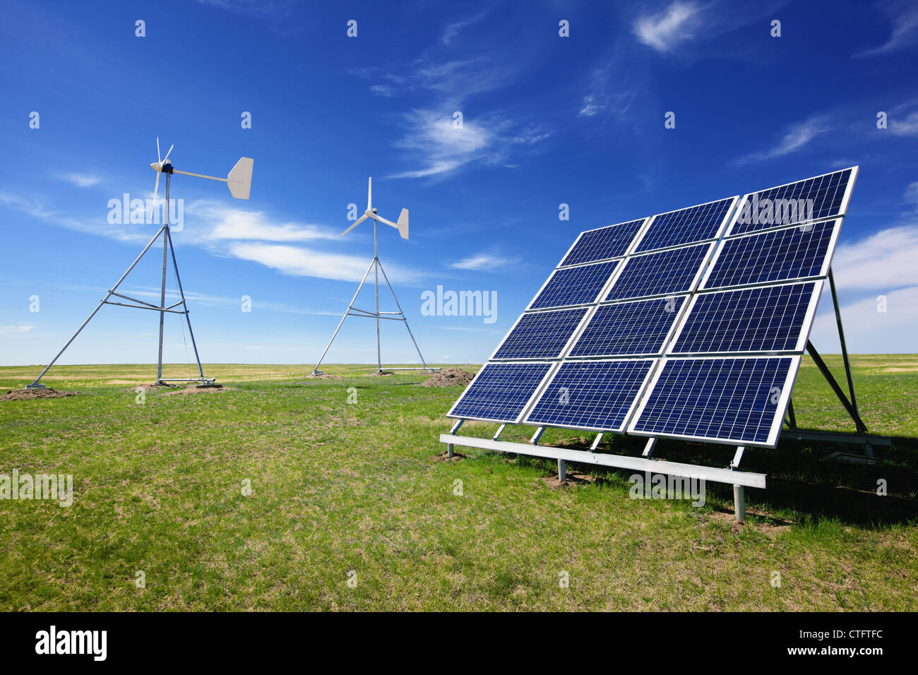 Windräder und Sonnenkollektoren, grünen Umgebung. Stockfoto