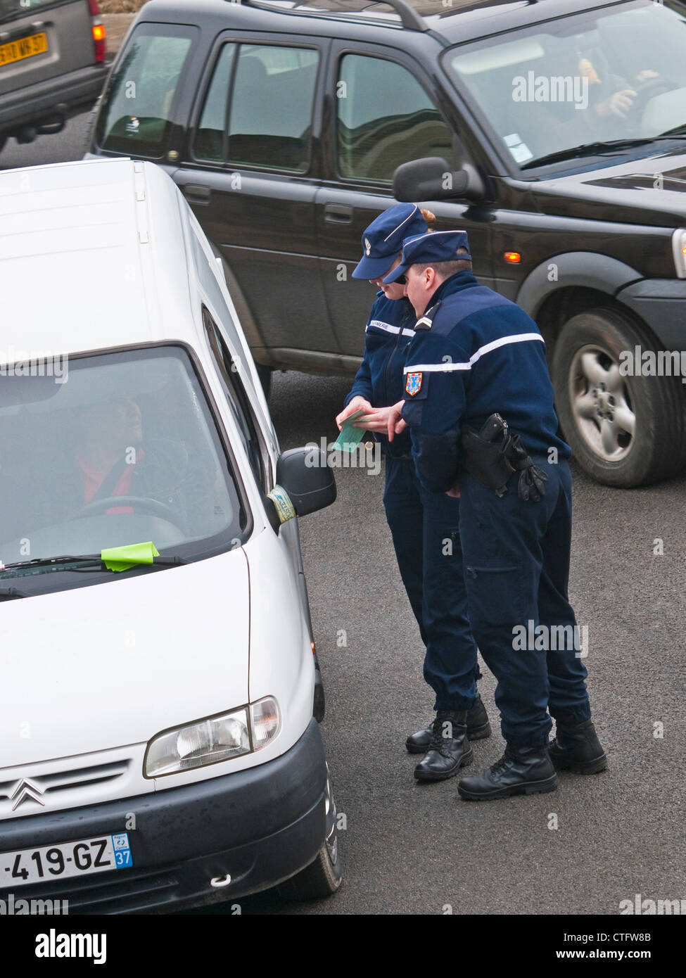 Gendarmen Überprüfung des Fahrers Dokumente - Frankreich. Stockfoto