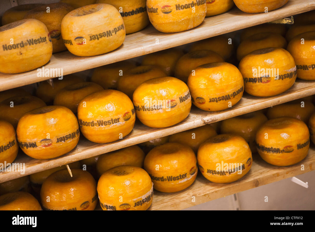 Die Niederlande, Volendam, Käse zu verkaufen. Stockfoto