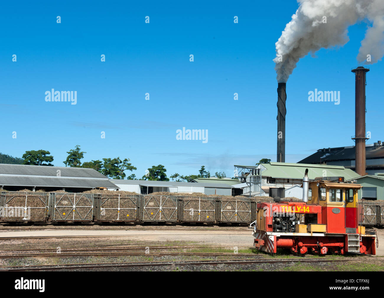 Rohrzucker loco und Transport-Behälter der Zuckerrohrernte bringen die Tully Zuckermühle in Tully, Queensland, Australien Stockfoto