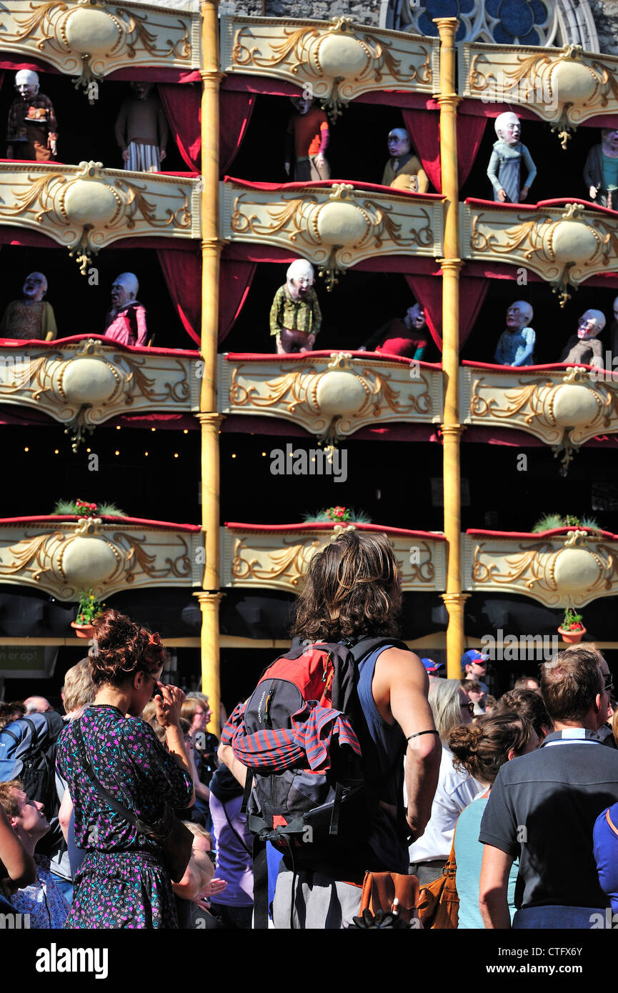 Marionetten als Zuschauer im Theater Boxen Blick auf Leistung während der Gentse Feesten / Genter Feste im Sommer, Belgien Stockfoto