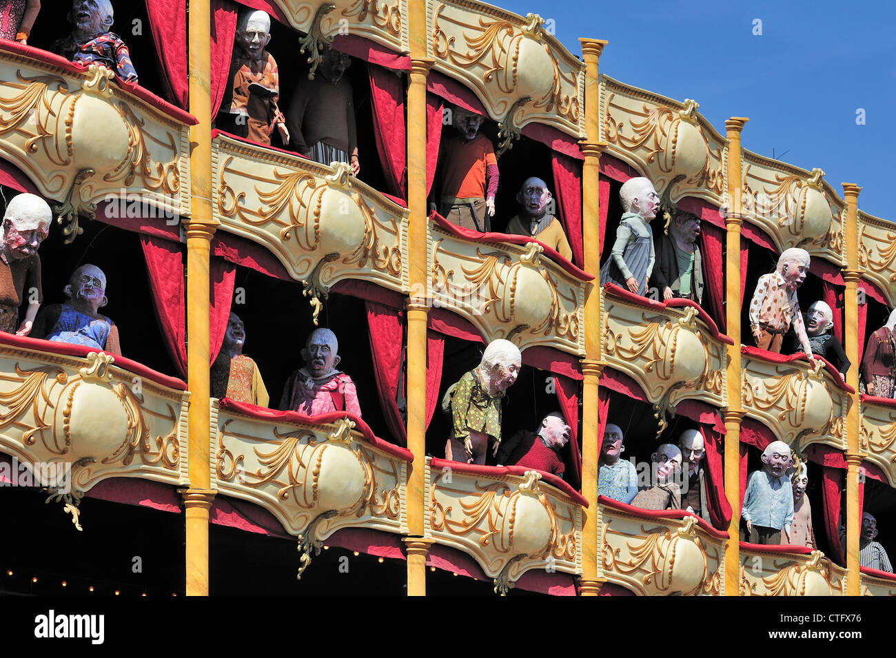 Marionetten als Zuschauer im Theater Boxen Blick auf Leistung während der Gentse Feesten / Genter Feste im Sommer, Belgien Stockfoto