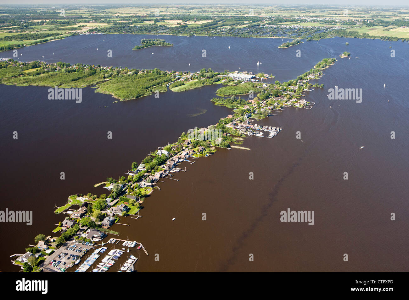 Die Niederlande, Loosdrecht, Antenne. Häuser in der Nähe von See genannt Loosdrecht Seen. Stockfoto
