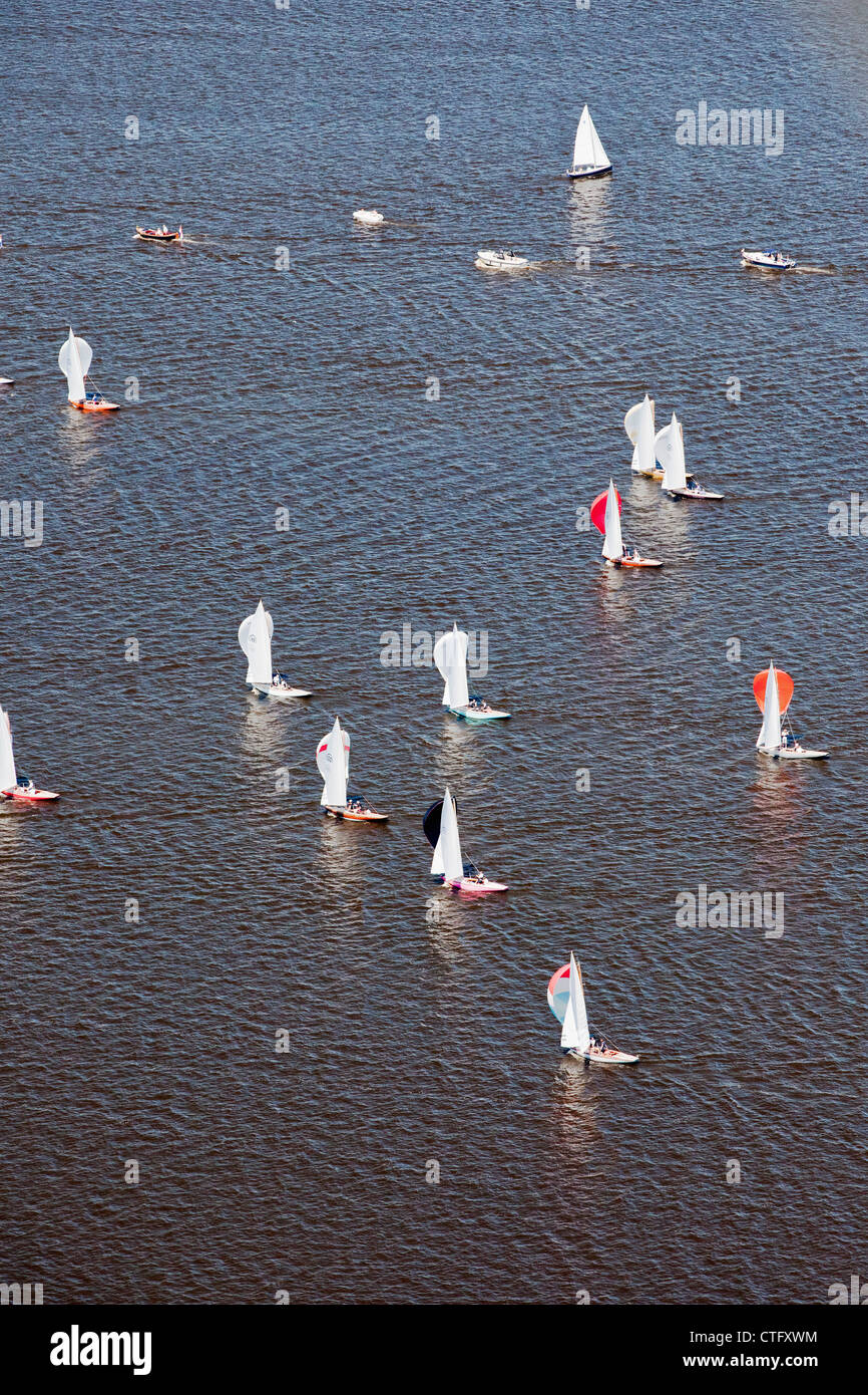 Die Niederlande, Loosdrecht, Antenne. Racing von Segelbooten auf See Loosdrecht Seen genannt. Stockfoto