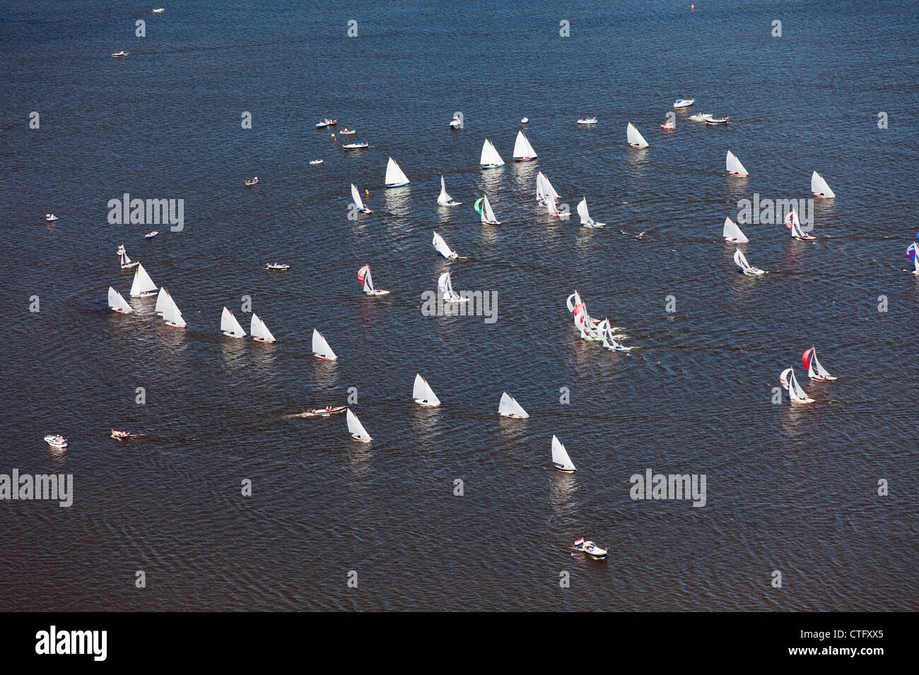 Die Niederlande, Loosdrecht, Antenne. Racing von Segelbooten auf See Loosdrecht Seen genannt. Stockfoto