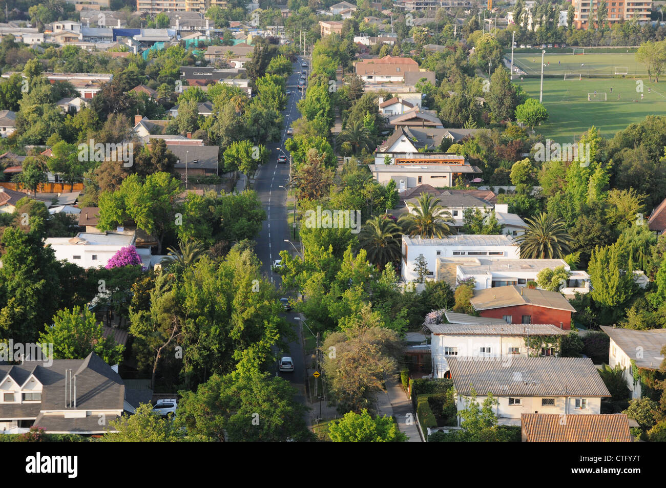 Verschiedene Häuser, Straßen, Bäume, Autos, Prince Of Wales Club Felder, Santiago, Chile. Stockfoto