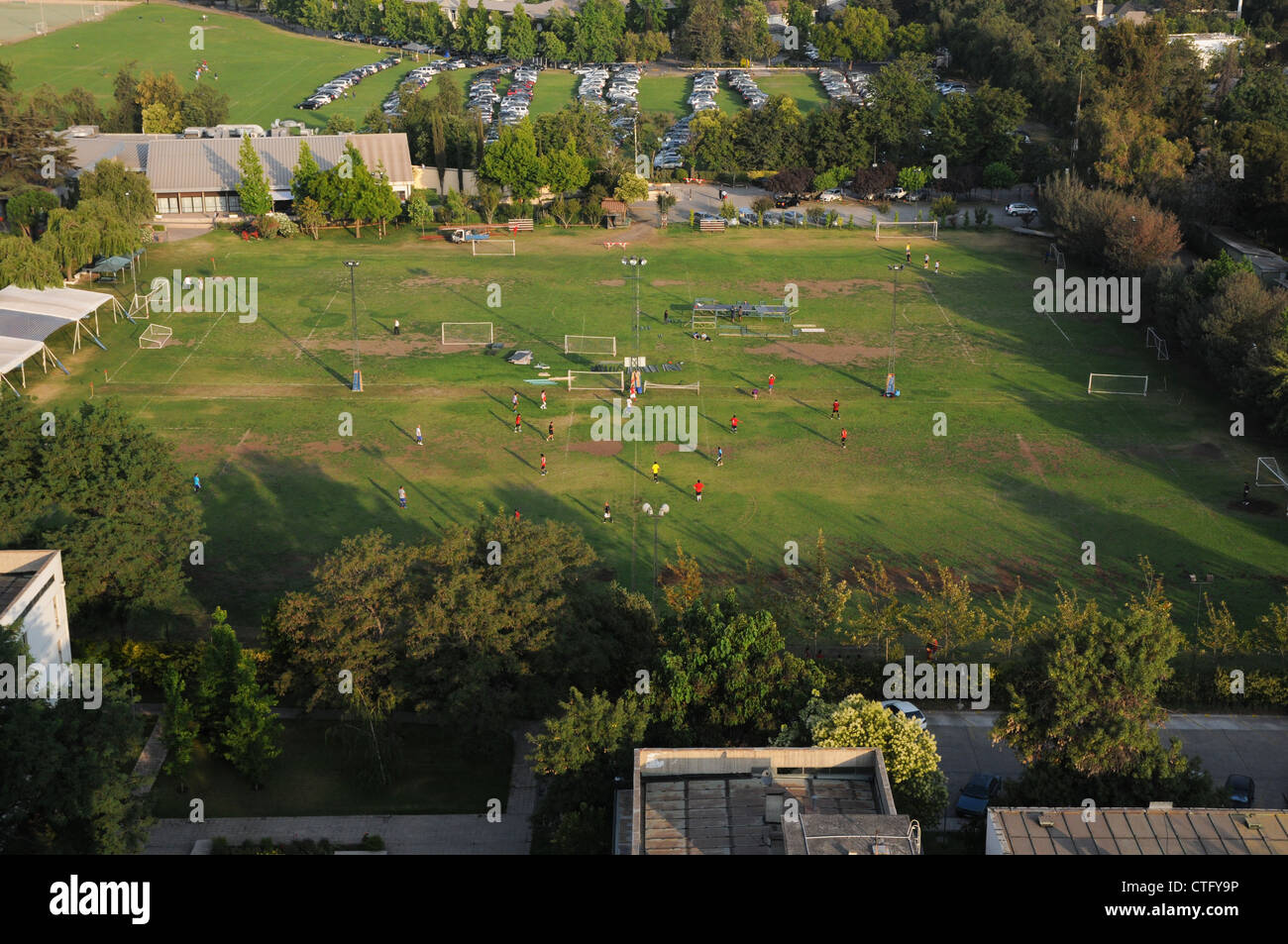 Luftaufnahme der Spielfelder, Fußball, Fußball-Spiel im Gange, sonnigen Abend Licht, Santiago, Chile. Stockfoto