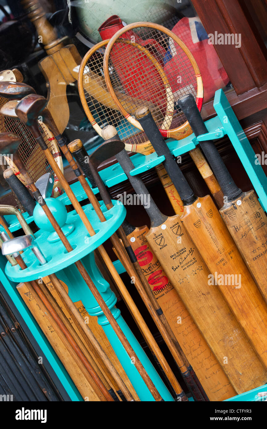 Antike, Kricketschläger, Golfschläger und Tennisschläger. Portobello Road. London Stockfoto