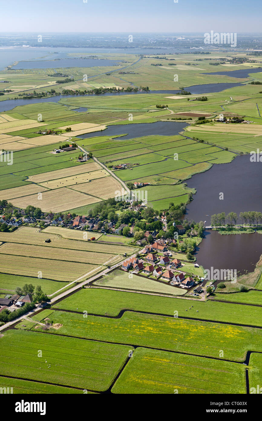 Den Niederlanden Zuiderwoude. Luft. Blick auf Dorf und Polder Landschaft. Stockfoto