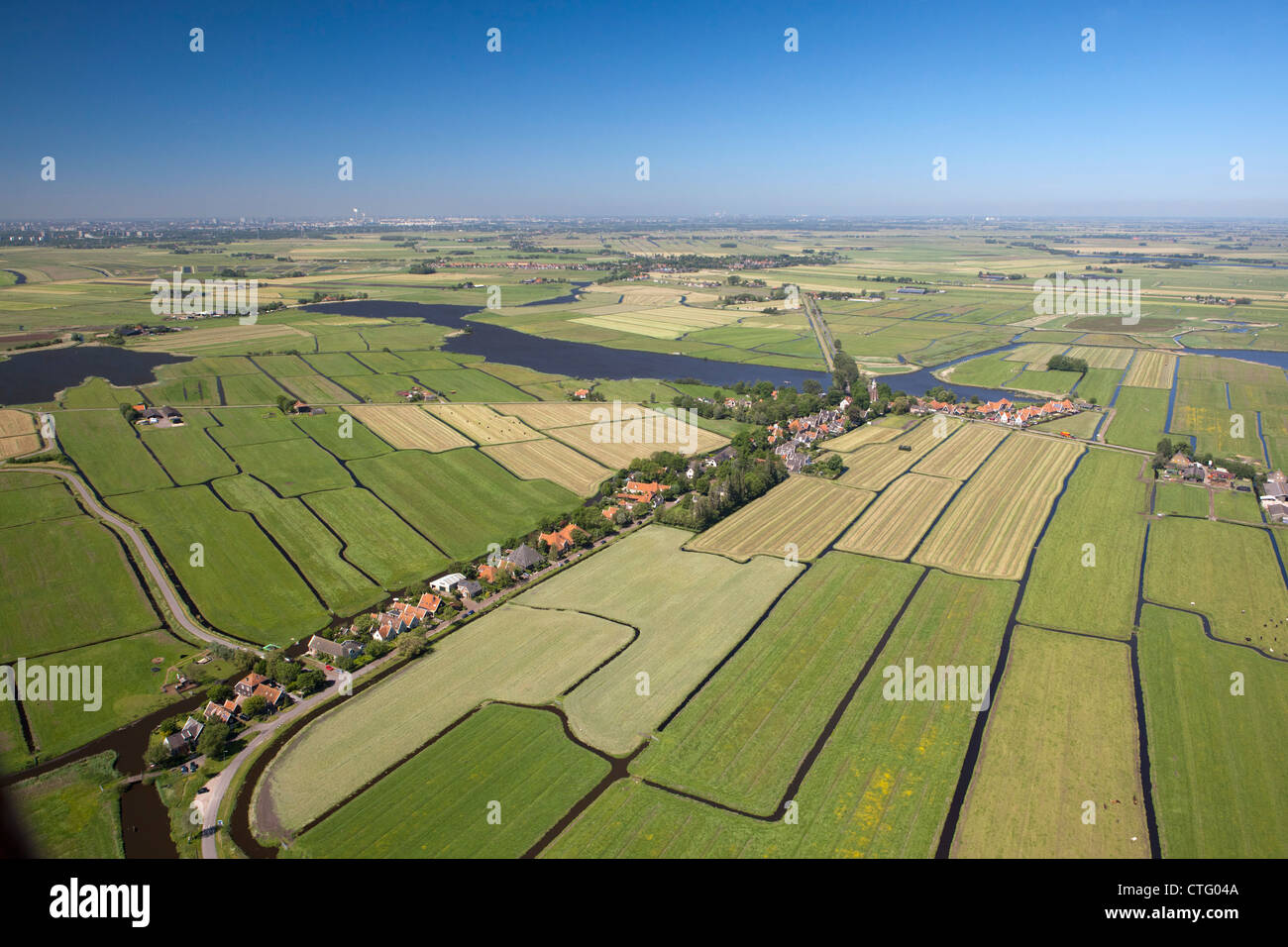 Den Niederlanden Zuiderwoude. Luft. Blick auf Dorf und Polder Landschaft. Stockfoto