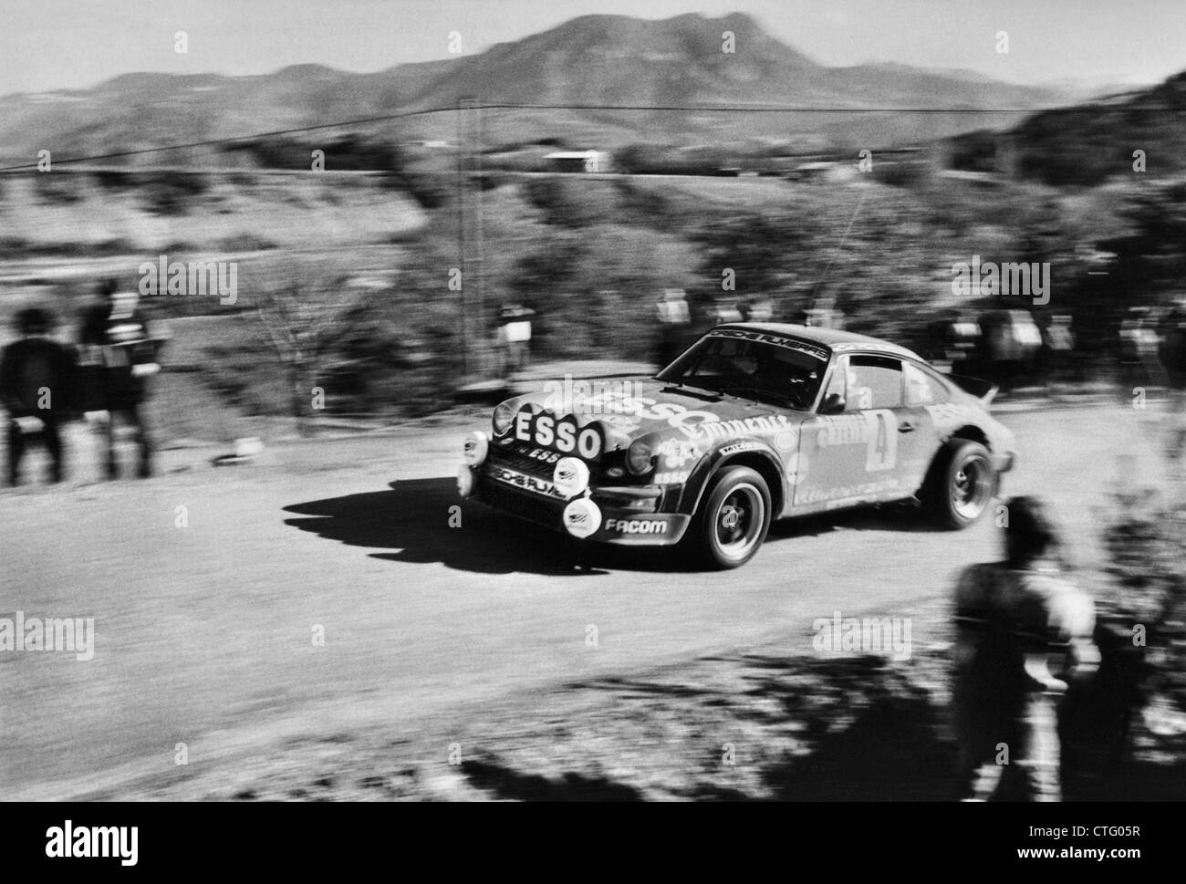 Porsche 911 Rallye-Autos auf eine Wertungsprüfung im Wettbewerb mit der 1982 Rallye Monte Carlo Stockfoto