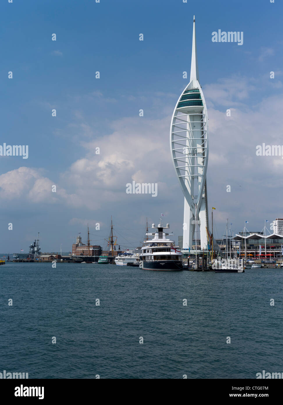 dh Portsmouth harbour PORTSMOUTH HAMPSHIRE Millennium Spinnaker Tower Gunwharf Quays Ufer Boote Stockfoto