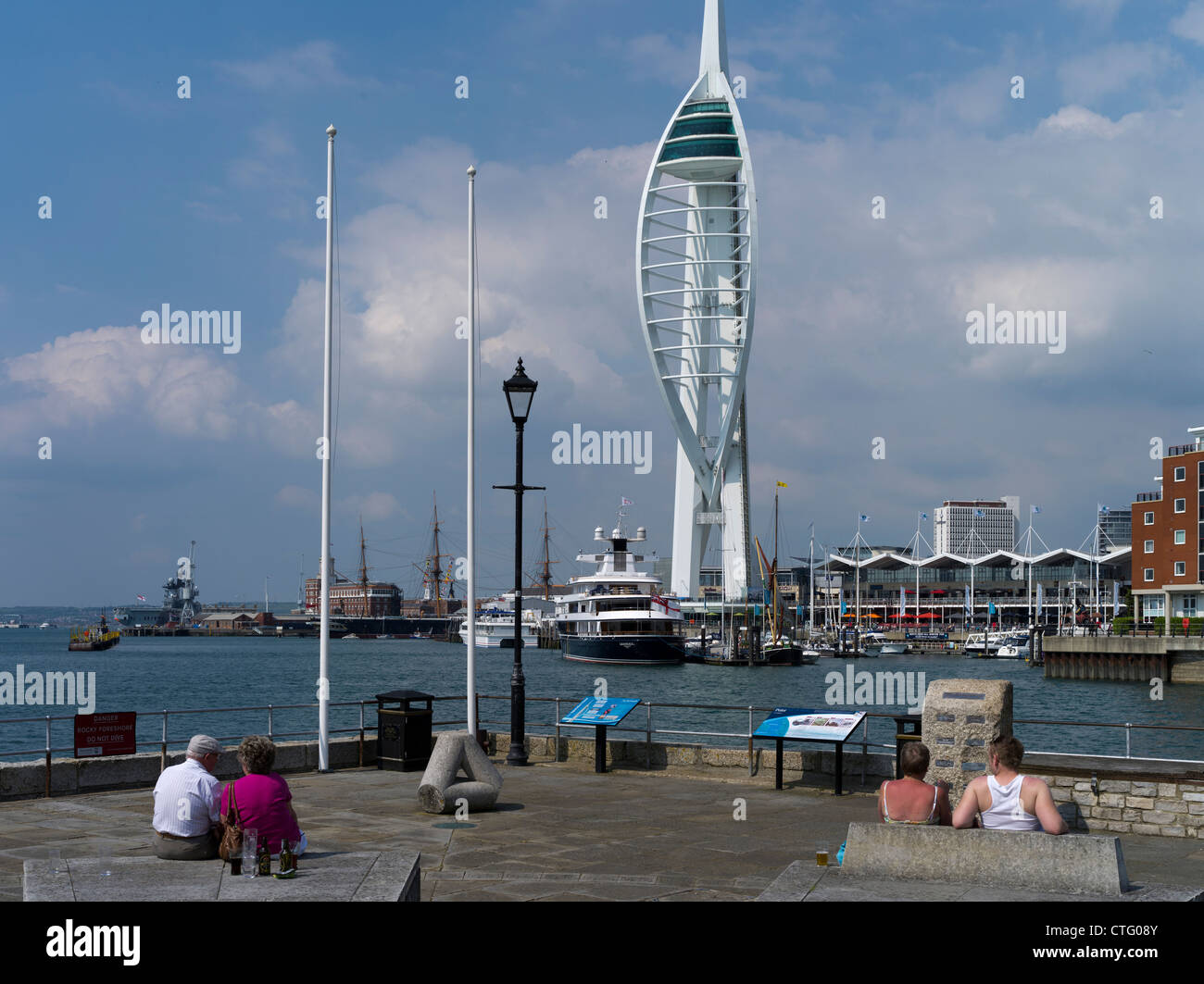 dh Old Portsmouth Spinnaker Tower PORTSMOUTH HAMPSHIRE Menschen sitzen Bath Square Point Millennium Städte Skyline Touristen england großbritannien Stockfoto