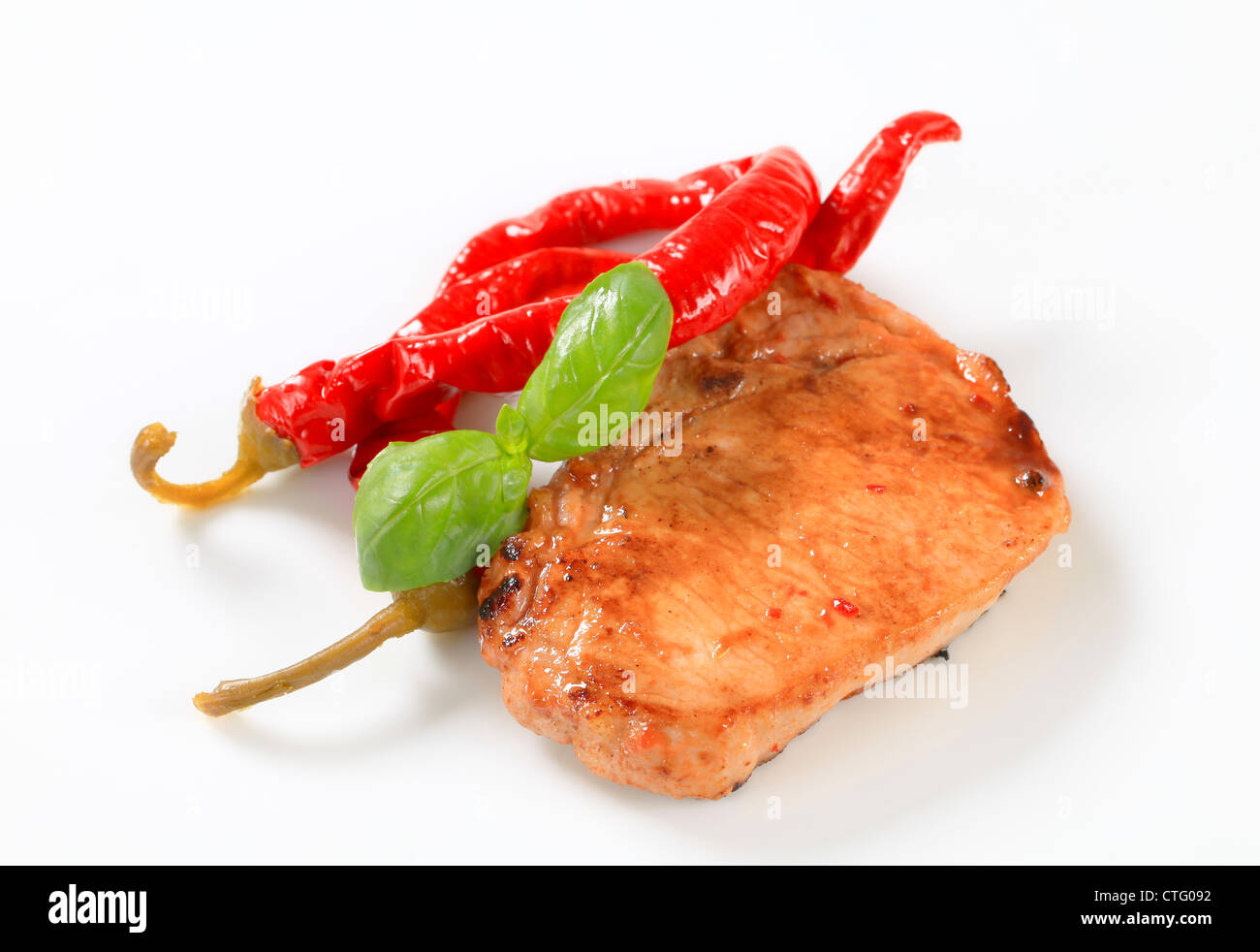 Gebratenes Schweinekotelett mit eingelegte Chilischoten Stockfoto