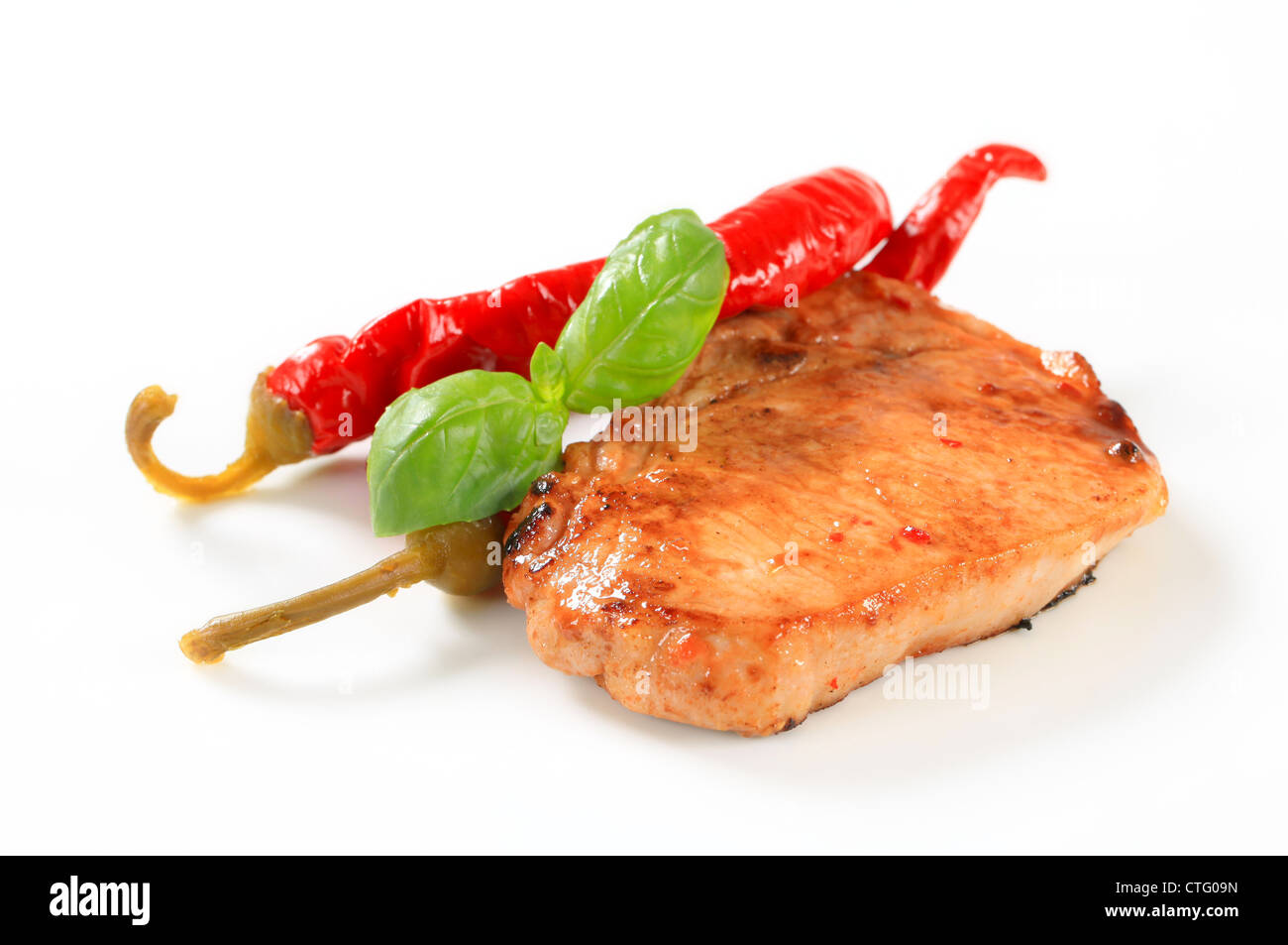 Gebratenes Schweinekotelett mit eingelegte Chilischoten Stockfoto
