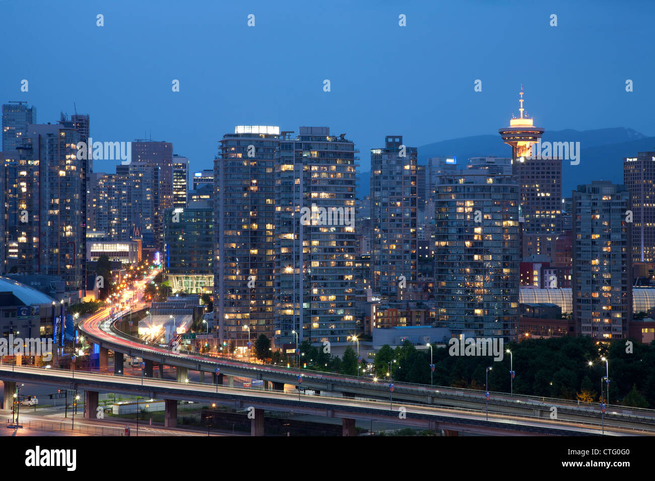 Nacht-Blick auf Downtown Vancouver Stockfoto