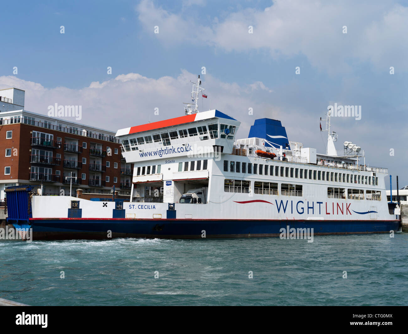 dh Old Portsmouth PORTSMOUTH HAMPSHIRE Wightlink-Fähre St Cecilia neben Kai Portsmouth Hafen uk Hafen PKW-Terminal Stockfoto