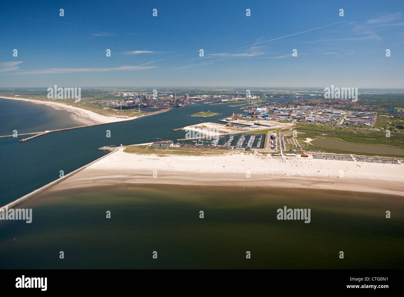 Die Niederlande, IJmuiden, Antenne, Eingang des Nordseekanals. Strand. Stockfoto
