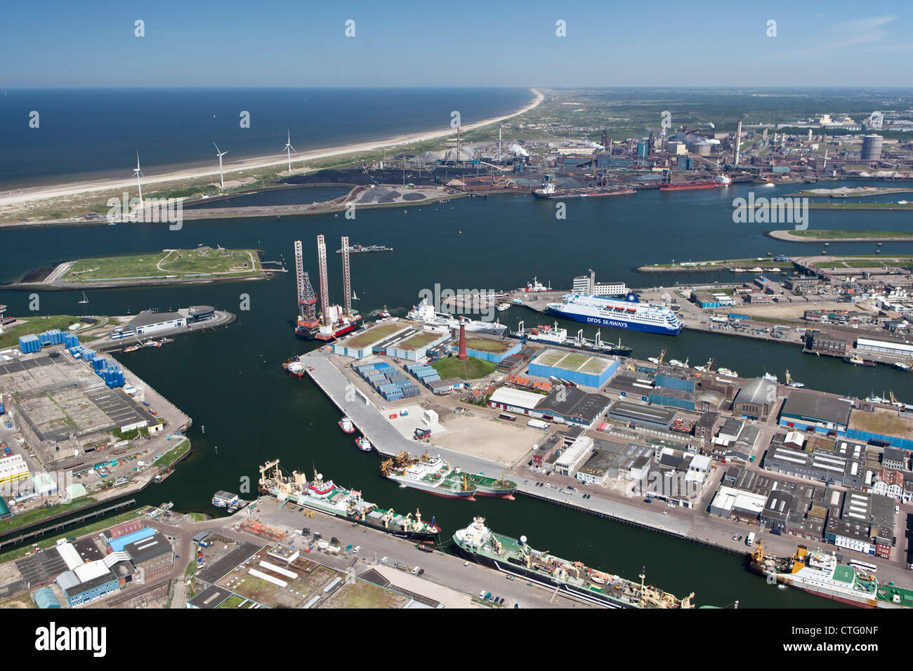 Die Niederlande, IJmuiden, Antenne, Eingang des Nordseekanals. Hafen. Port. Stockfoto