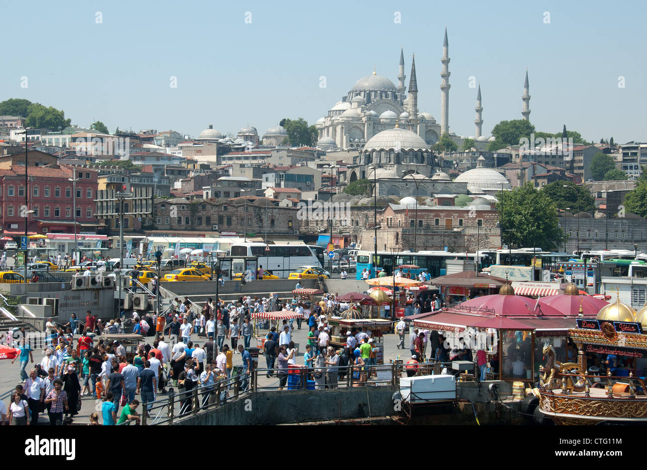 ISTANBUL, TÜRKEI. Eine geschäftige Szene auf Eminonu Wasser, mit der Süleymaniye und Rustem Pasa Moschee hinter. 2012. Stockfoto