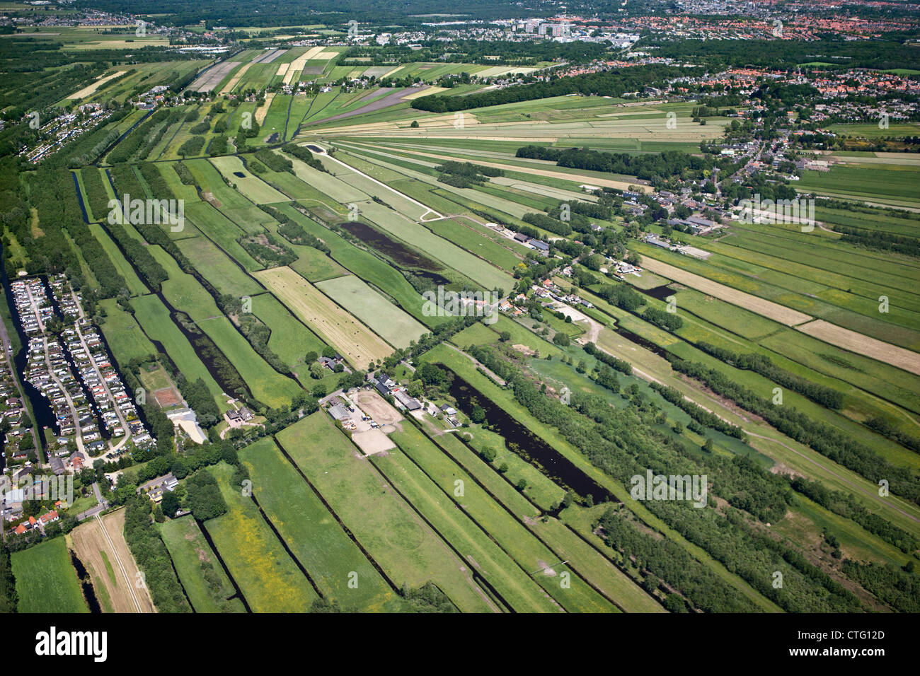 Niederlande, Loosdrecht, Antenne von Dorf und Ackerland. Stockfoto