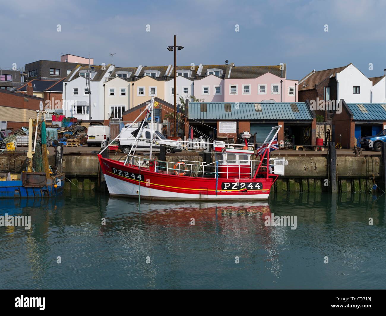 dh Old Portsmouth PORTSMOUTH HAMPSHIRE Fischerboot neben Kai Portsmouth Hafen Camber Docks City Boats uk Stockfoto