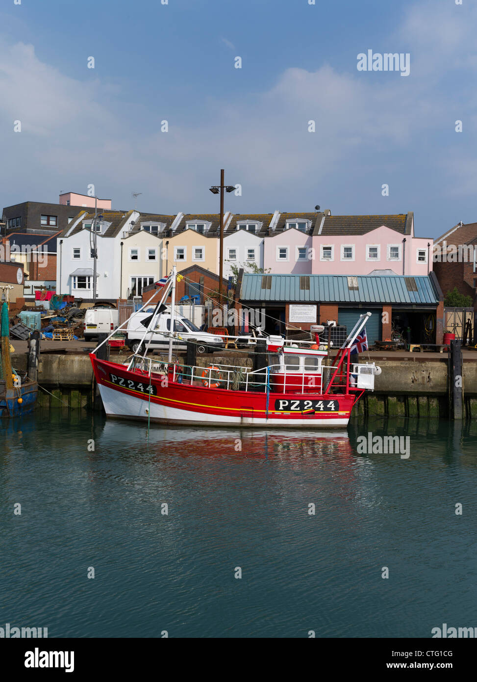 dh Old Portsmouth PORTSMOUTH HAMPSHIRE Fischerboote entlang Kai Portsmouth Hafen Camber Docks Boot england uk City Stockfoto