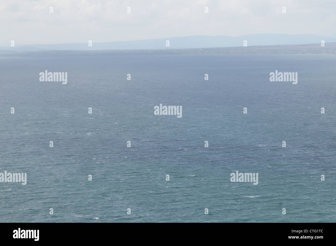 Der Atlantik vor, County Clare, Westküste Irlands. Stockfoto