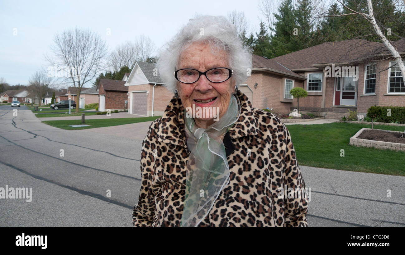 Eine 97 jährige Frau, für einen Spaziergang um das Gemeindezentrum Foxboro grün Erwachsenen Lifestyle Community Ontario Kanada KATHY DEWITT Stockfoto