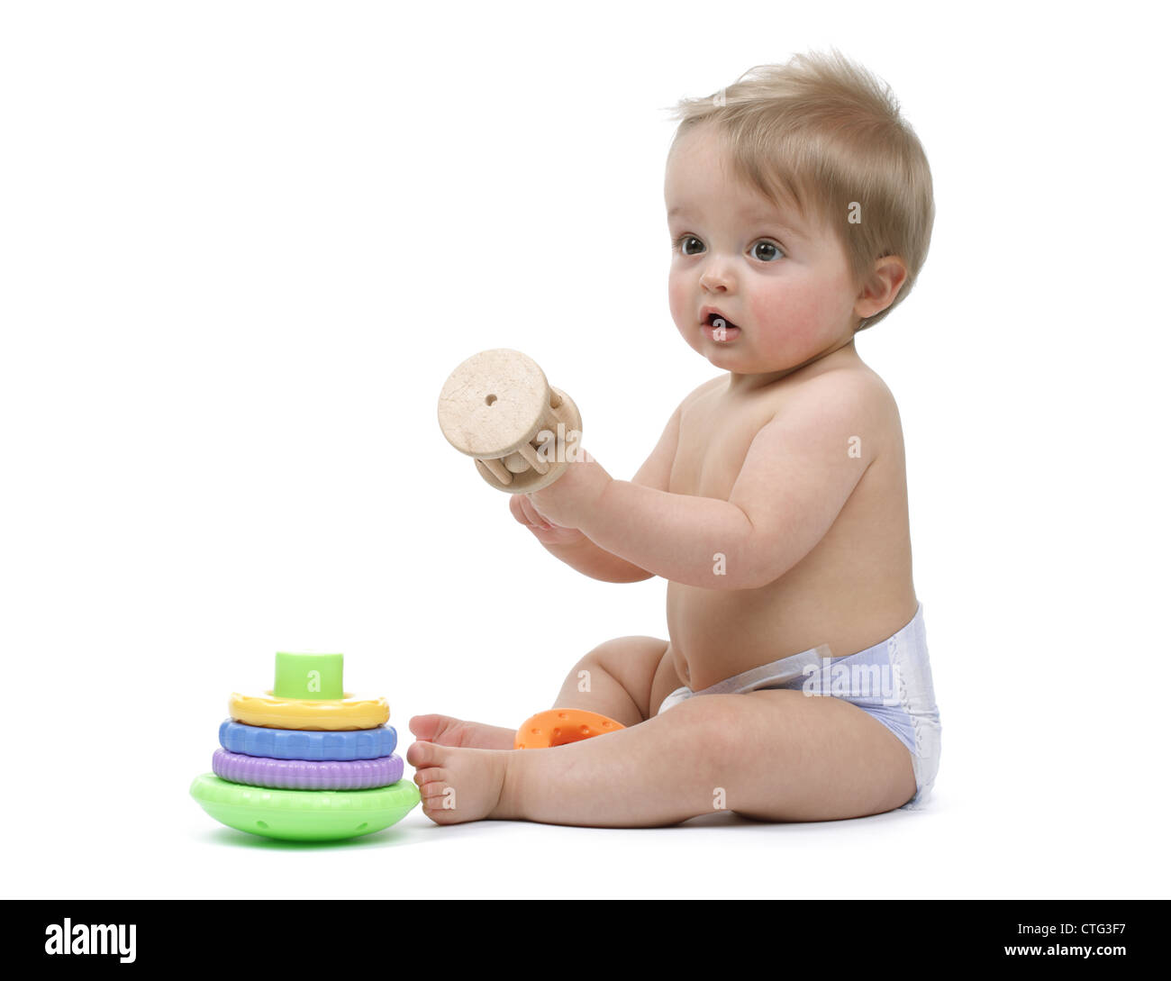 Baby Junge spielt mit seinen Spielsachen Stockfoto