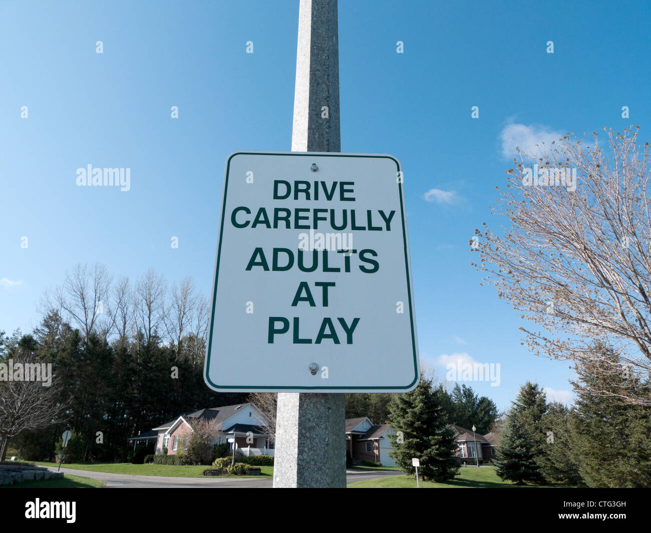 Ein fröhliches street sign bei einem älteren Gemeinschaft in Ontario Kanada Nordamerika KATHY DEWITT Stockfoto