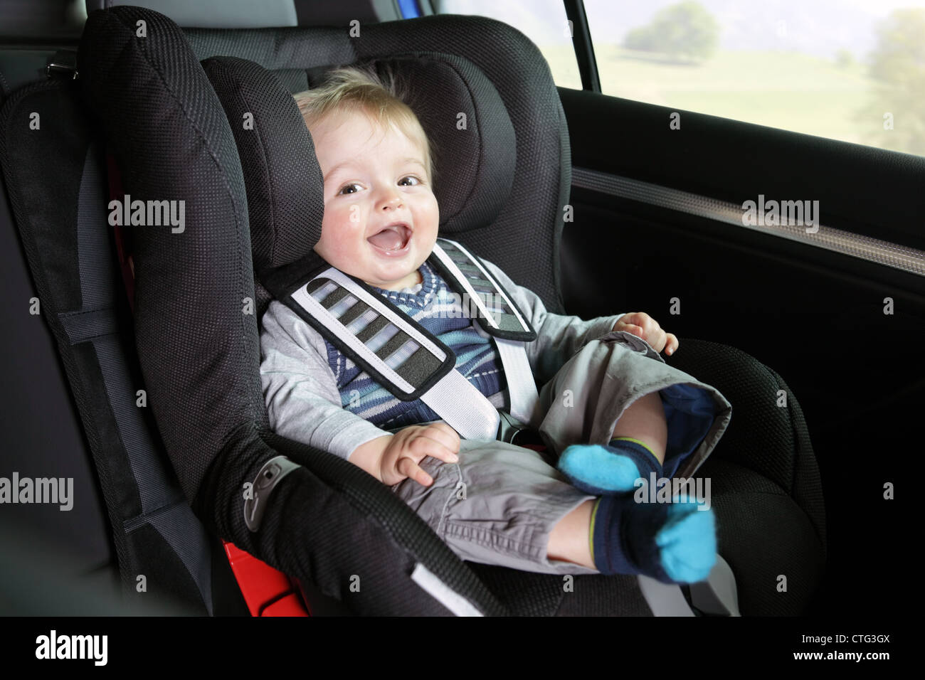 Baby Junge in einem Auto-Kindersitz Stockfoto