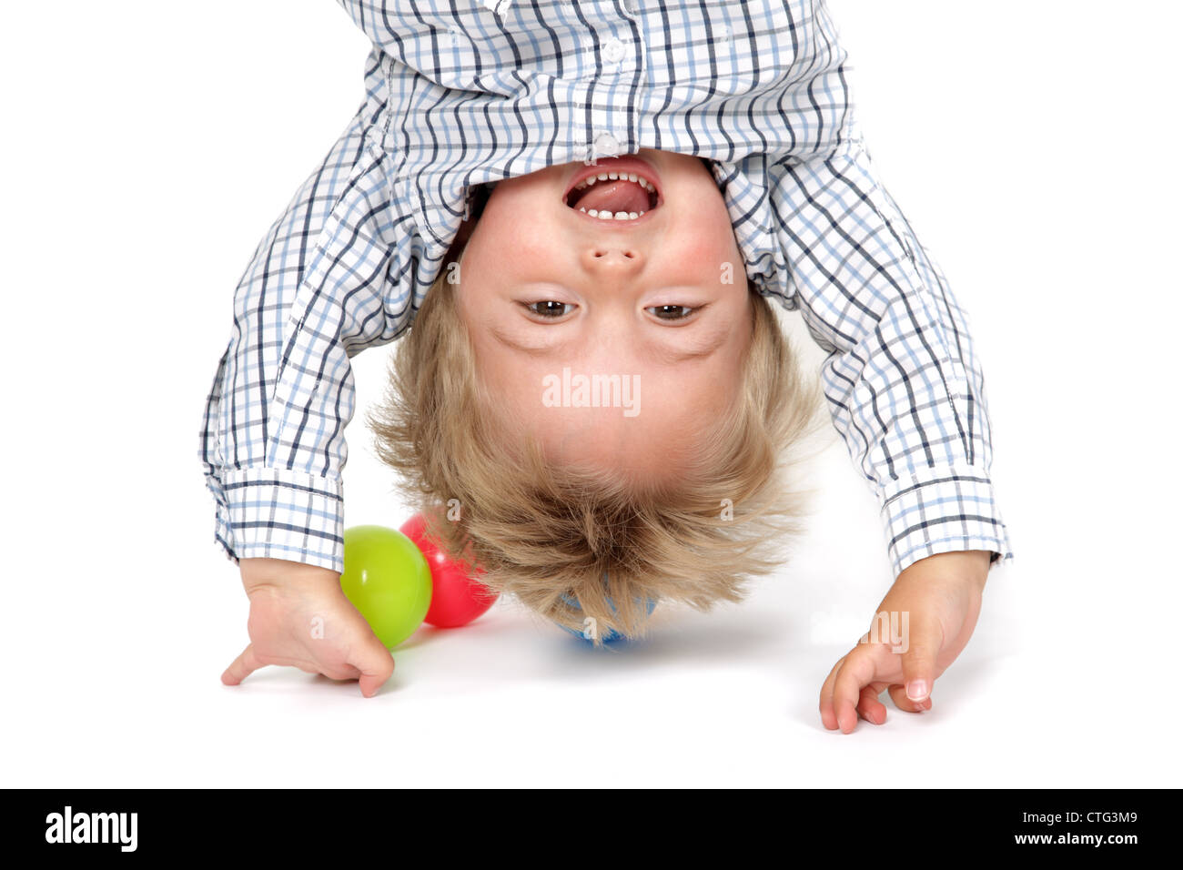Baby Boy handstand Stockfoto