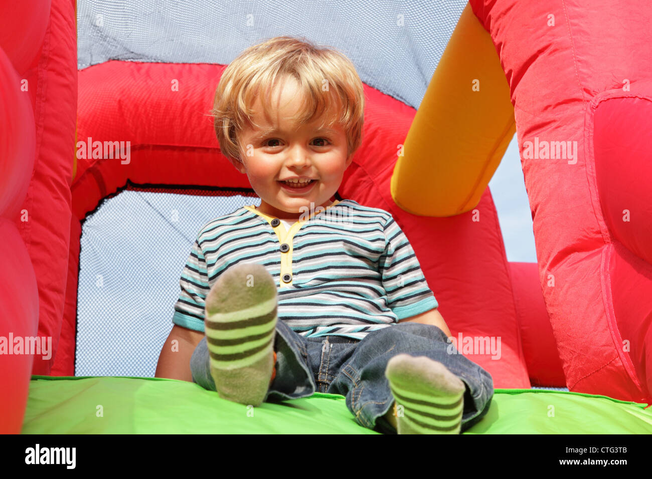 Kind auf aufblasbare Hüpfburg Stockfoto
