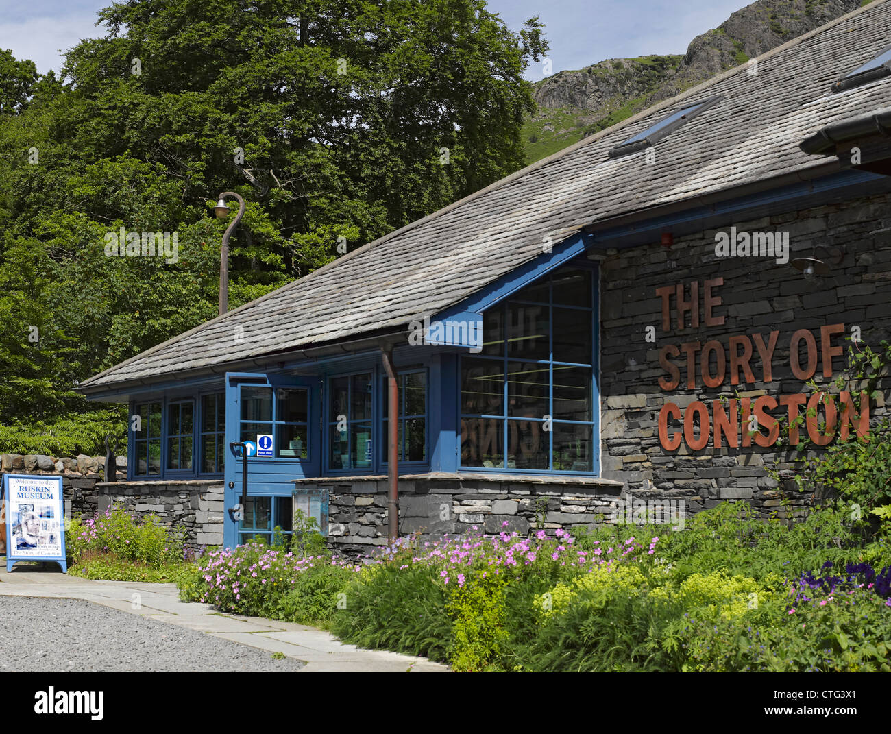 John Ruskin Museum im Sommer Coniston Cumbria England Großbritannien GB Großbritannien Stockfoto