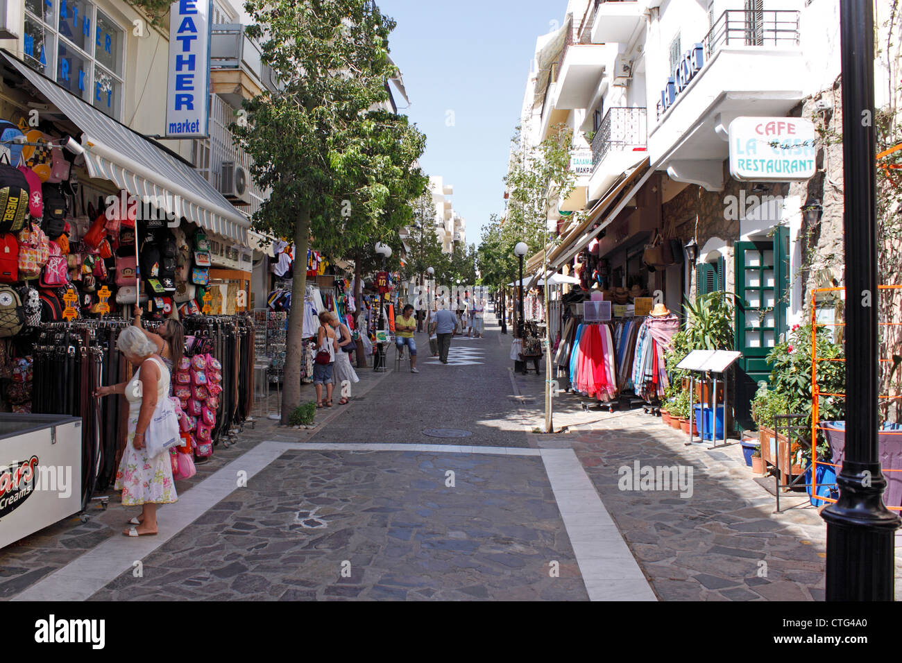 DAS ZENTRUM VON AGIOS NIKOLAOS AUF DER GRIECHISCHEN INSEL KRETA. EUROPA Stockfoto