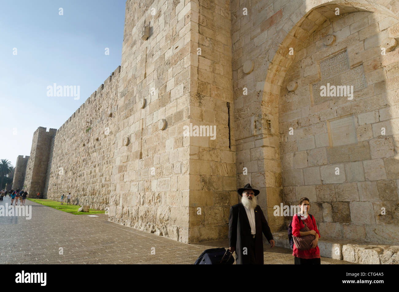 Orthodoxer Jude und junge Frau zu Fuß entlang der Stadtmauer. Jaffa-Tor. Jerusalem. Israel. Stockfoto