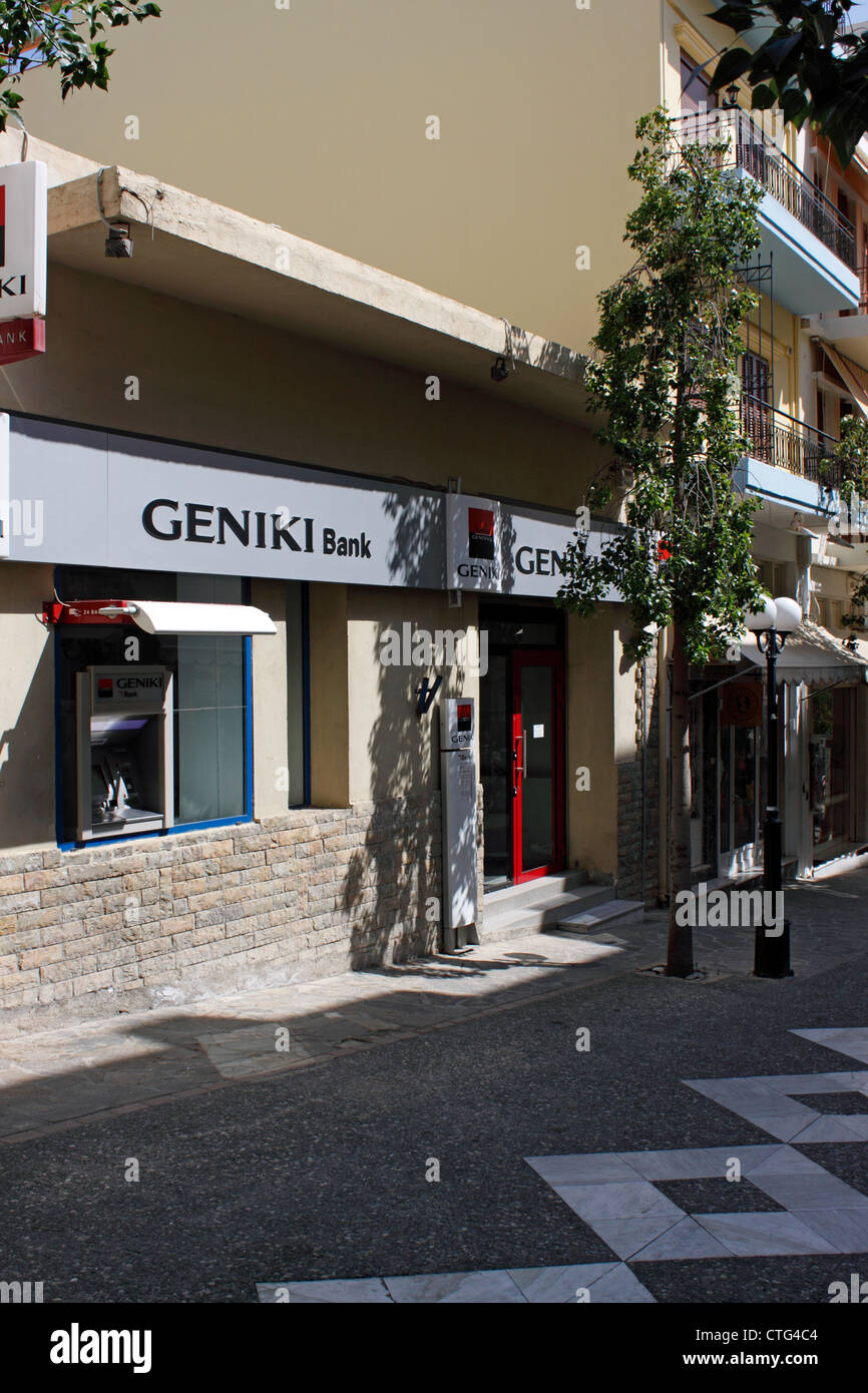 DIE GRIECHISCHEN GENIKI BANK AN AGIOS NIKOLAOS AUF KRETA. Stockfoto