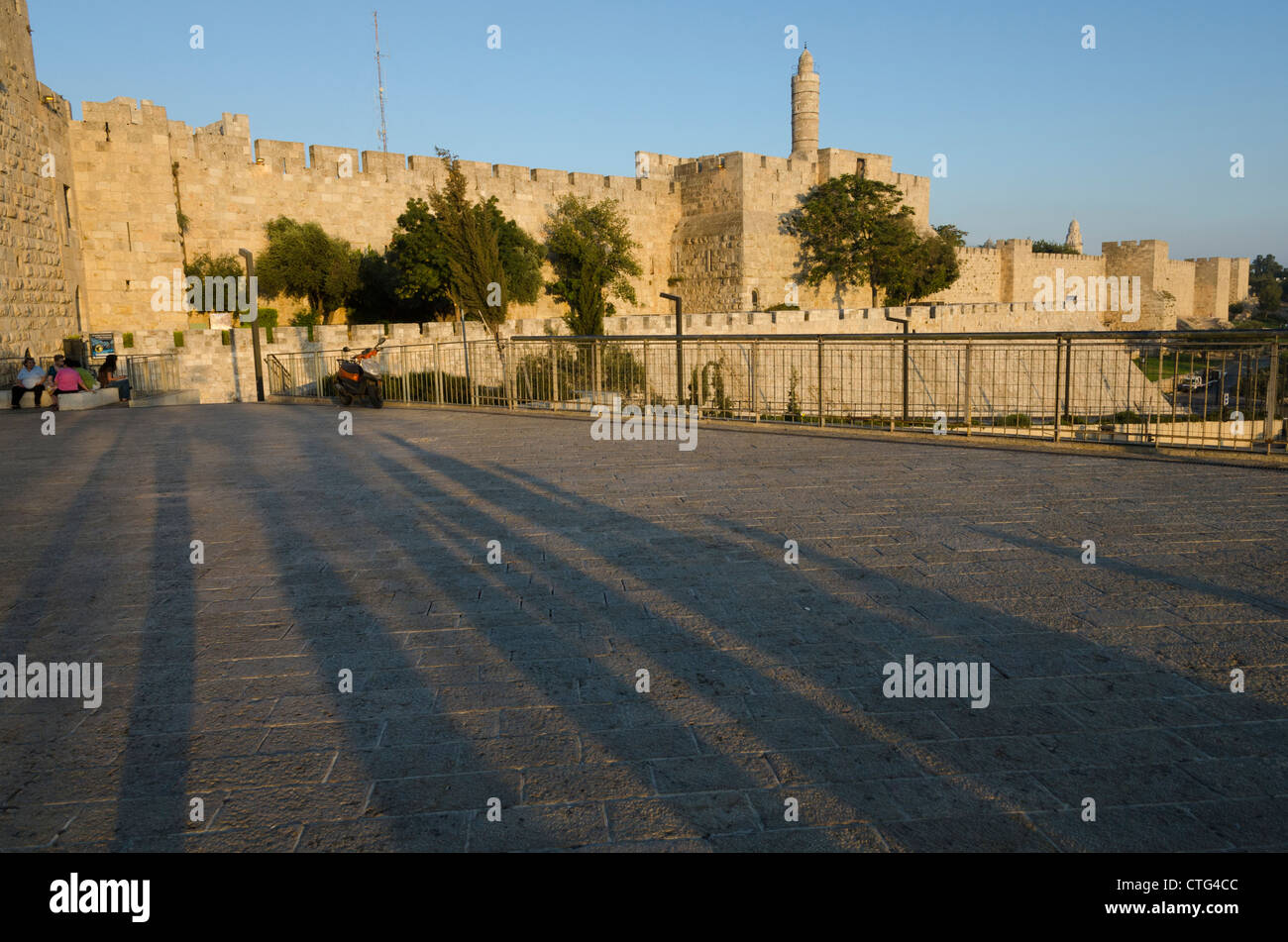 Zitadelle von David und die Stadtmauern gesehen vom Jaffa-Tor mit langen Schatten im Vordergrund. Altstadt von Jerusalem. Israel. Stockfoto