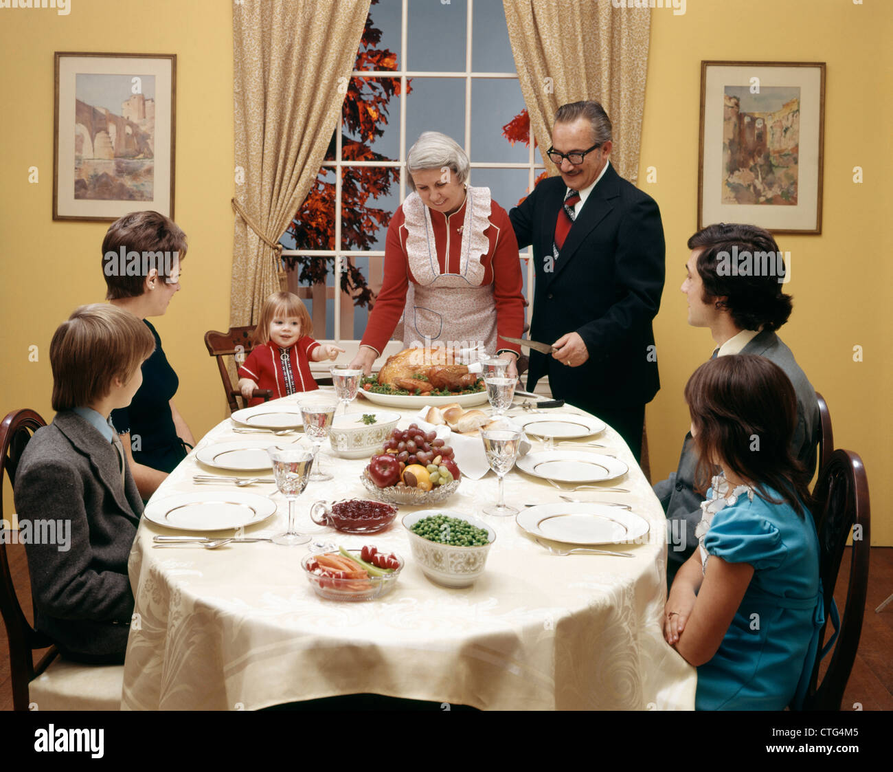 1970ER JAHREN DREI-GENERATIONEN-FAMILIE MIT THANKSGIVING-DINNER Stockfoto