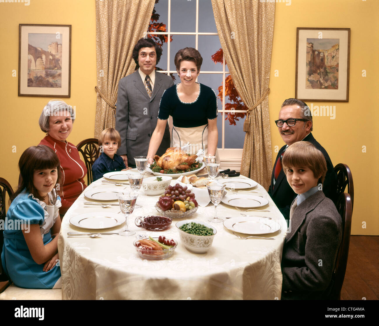 1970ER JAHREN 3 GENERATION FAMILIE TÜRKEI ABENDESSEN Stockfoto