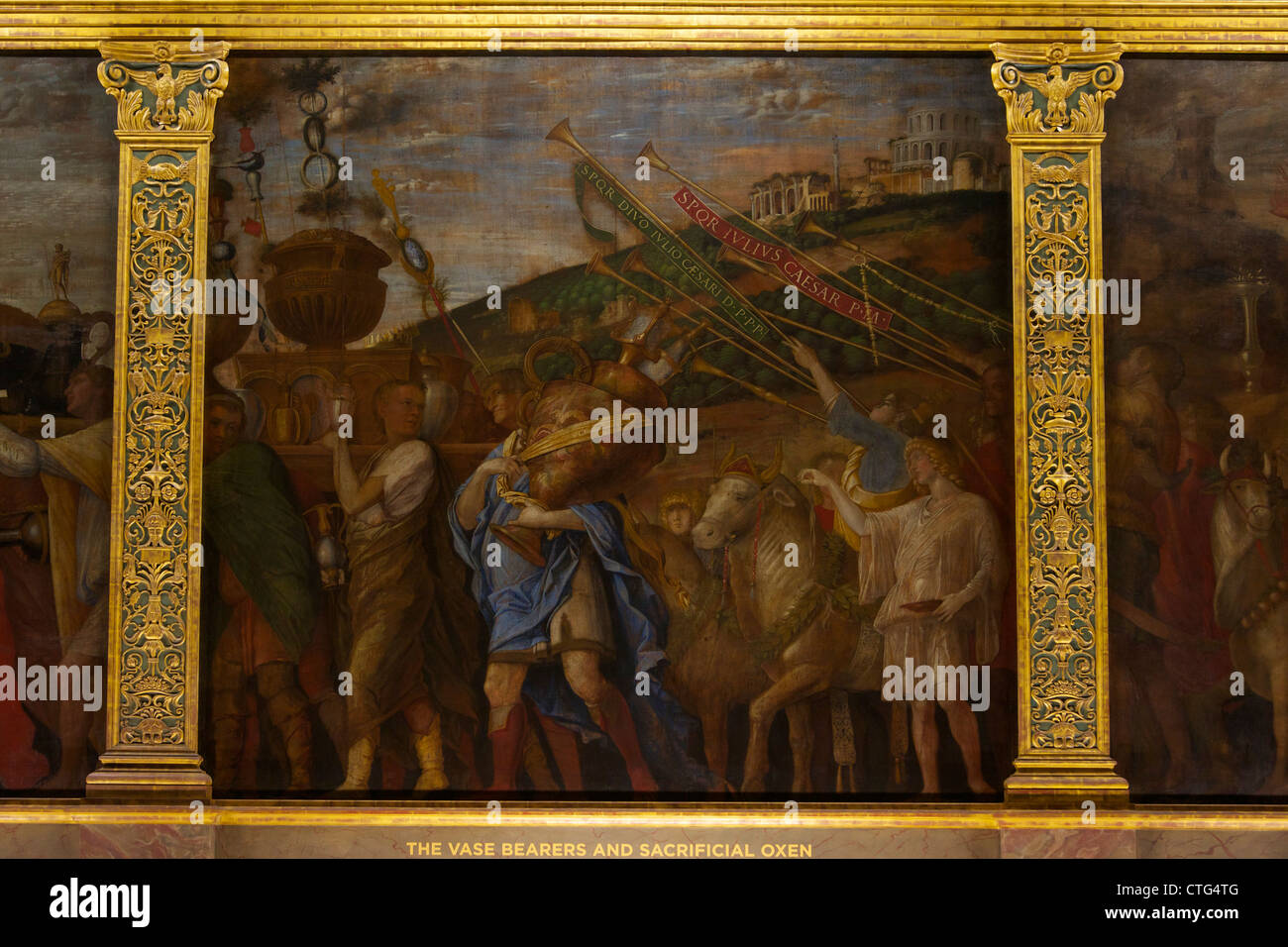 Vase-Träger und aufopfernde Ochsen von den Triumphen von Caesar, von Andrea Mantegna, Stockfoto