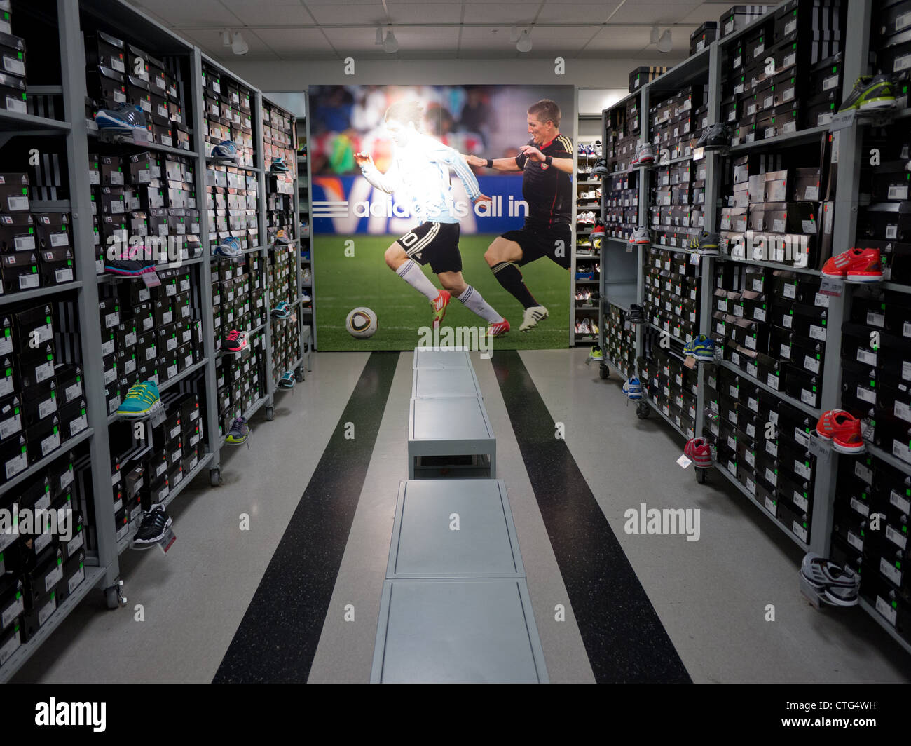 Einzelhandel Schuh Shop Stack Box Adidas leere Bank Stockfoto