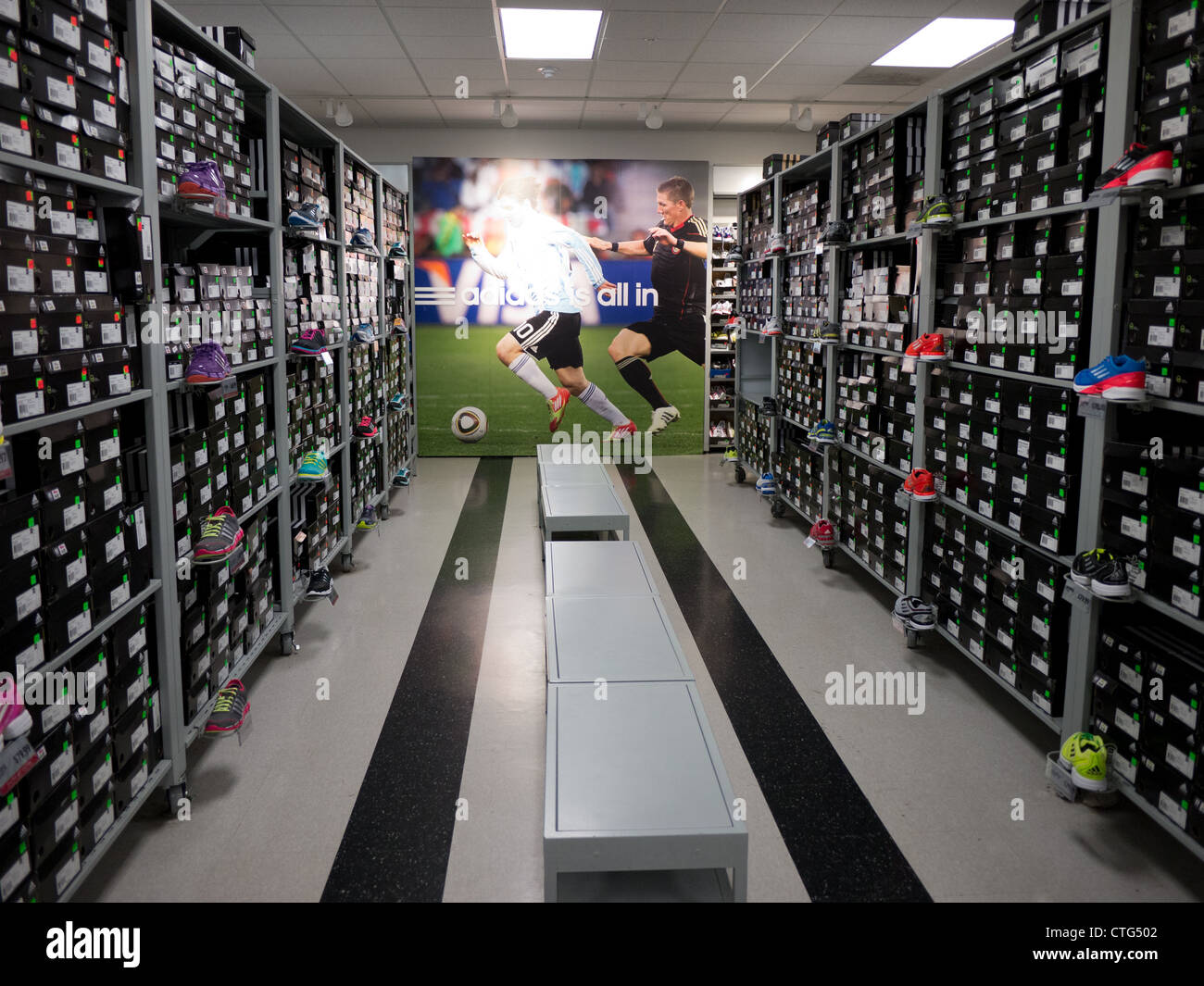 Einzelhandel Schuh Shop Stack Box Adidas leere Bank Stockfoto