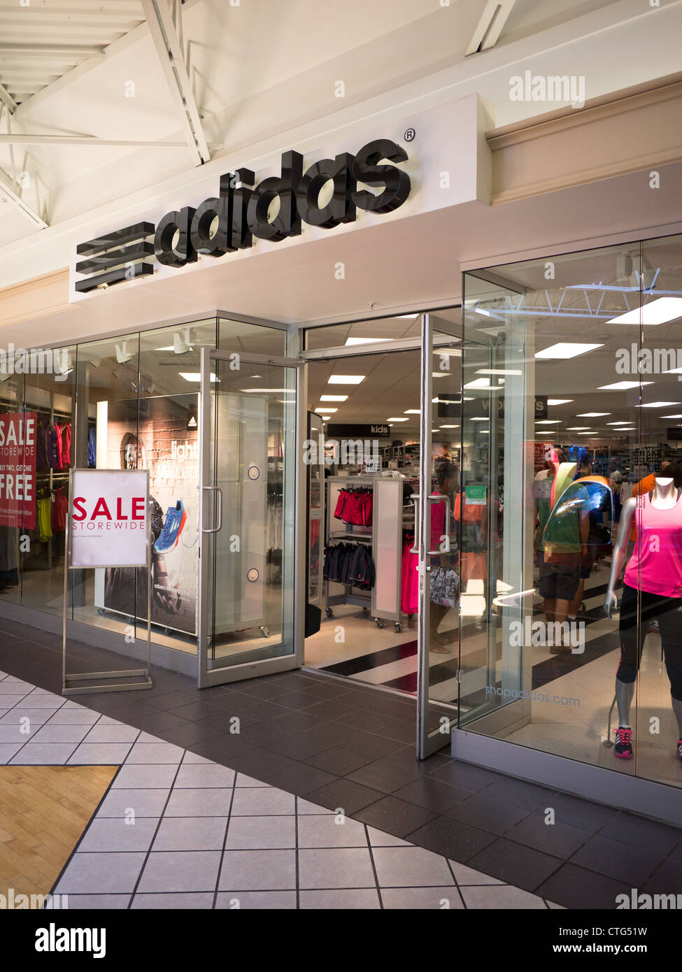 Adidas outlet store -Fotos und -Bildmaterial in hoher Auflösung – Alamy