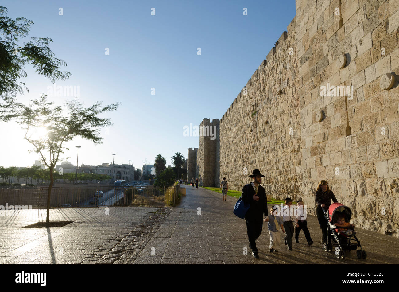 Jüdisch-orthodoxen Familie zu Fuß entlang der Stadtmauer in Jaffa aß. Altstadt von Jerusalem. Israel. Stockfoto