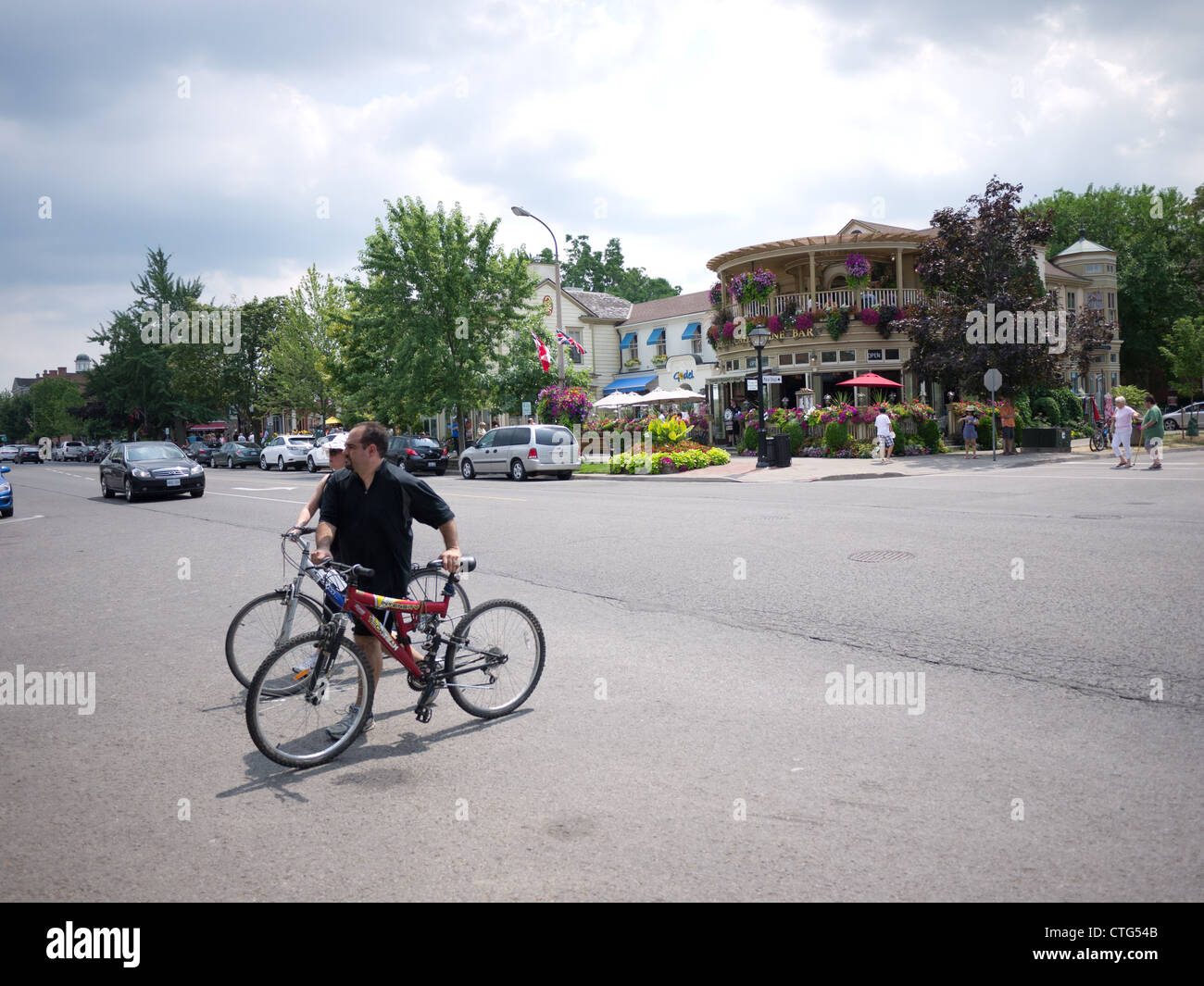 Biker-Kreuzung Straße Niagara auf dem See Prince Of Wales hotel Stockfoto