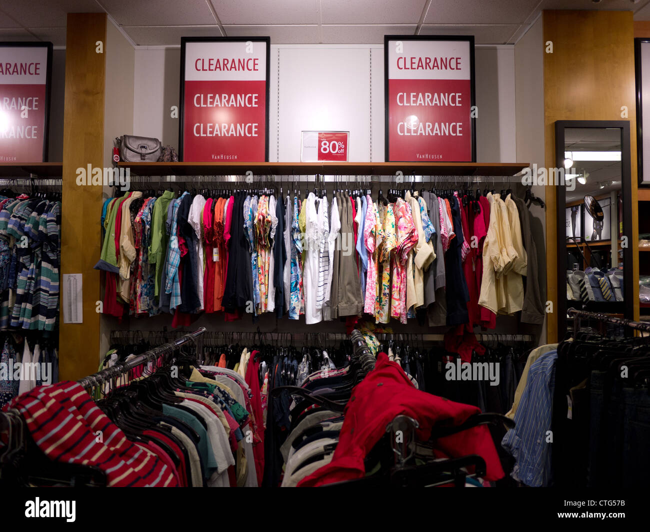 Kleidung Shop Abstand Rabatt Verkauf shopping Stockfoto