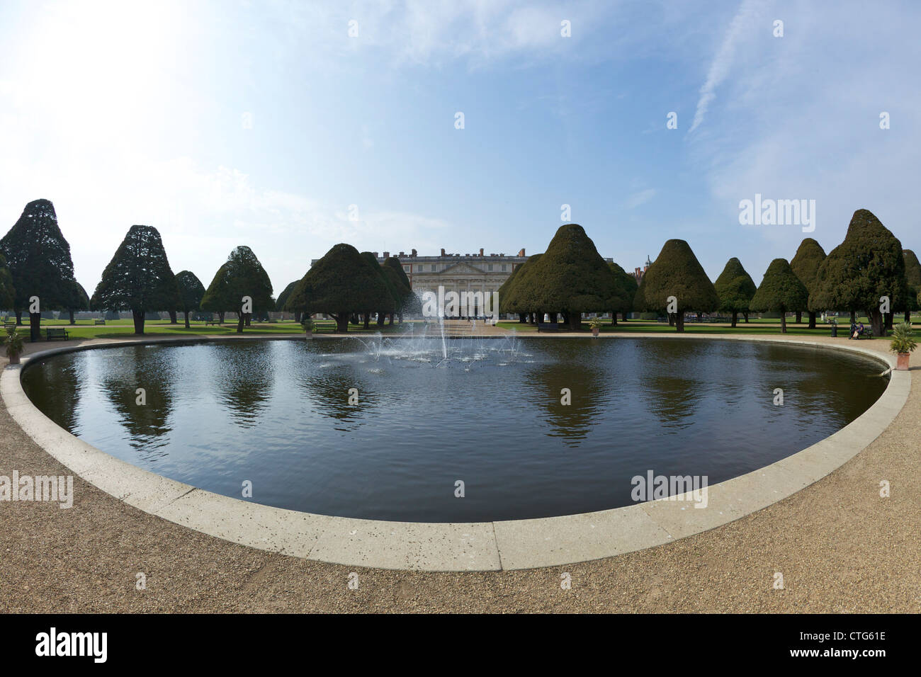 Brunnen in den formalen Gärten, Hampton Court Palace, London, Surrey, England, UK, Deutschland, GB, Großbritannien Stockfoto